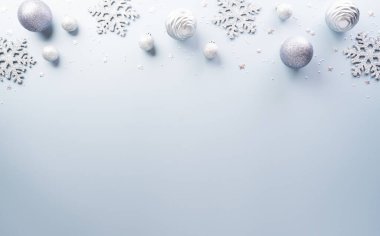 Noel ve yeni yıl dekorasyon konsepti. Noel balosunun en üst görüntüsü, yıldız ve kar taneleri mavi arka planda.
