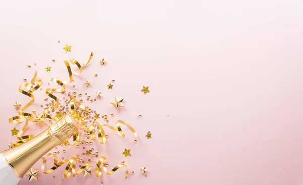 Ευτυχισμένος Εορτασμός Της Πρωτοχρονιάς Σαμπάνια Μπουκάλι Χρυσή Κορδέλα Αστέρια Και — Φωτογραφία Αρχείου