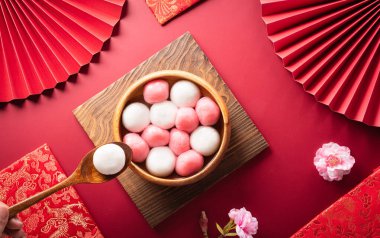 Tang Yuan (tatlı köfte topları), geleneksel bir sonbahar mutfağı, Dongzhi (kış gündönümü) ve erik çiçeği ve kırmızı zemin üzerinde çay bulunan Çin yeni yılı..