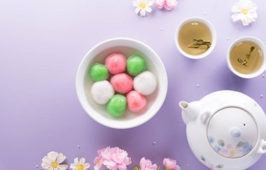 Tang Yuan (tatlı köfteler), geleneksel bir sonbahar mutfağı, Dongzhi (kış gündönümü) ve Çin 'de yeni yıl pastel arka planı..