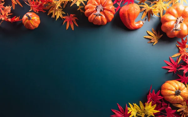 Autumn Thanksgiving Decoration Concept Made Autumn Leaves Pumpkin Dark Background — ストック写真