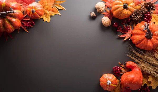 感謝祭と秋の装飾のコンセプトは 暗い背景に紅葉とカボチャから作られました フラットレイアウト コピースペース付きのトップビュー — ストック写真