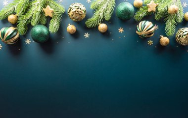 Noel ve yeni yıl konsepti. Noel balosunun, noel dalının, yıldızın ve kar tanesinin en üst görüntüsü..