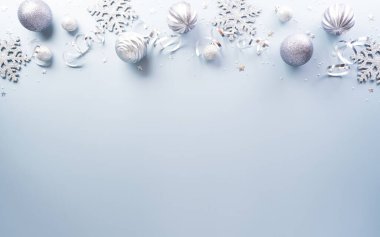 Noel ve yeni yıl dekorasyon konsepti. Noel balosunun en üst görüntüsü, yıldız ve kar taneleri mavi arka planda.