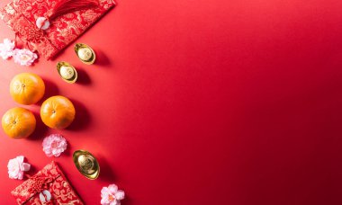 Kırmızı paketten, turuncu ve altın külçelerden ya da kırmızı arka plandaki altın külçelerden yapılmış Çin yeni yıl süslemeleri. Makaledeki Çince karakterler FU servete, zenginliğe ve para akışına atıfta bulunuyor..
