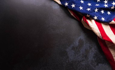 Amerikan bayrağından yapılmış Dark Stone arka planında Mutlu Başkanlar Günü konsepti.