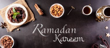 Ramazan Kareem arka plan kavramı, tarihi meyveler ve sütle süslenmiş tespih taşı arka planda.