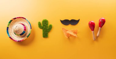 Cinco de Mayo tatil geçmişi marakas, kaktüs ve sarı arka plandaki şapkadan yapılmıştır..