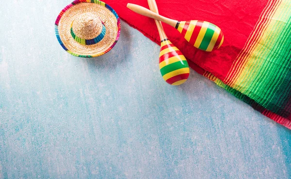 五月节 的背景是由马德拉群岛 墨西哥毛毯条纹或长裙 仙人掌和黄底帽制成的 — 图库照片