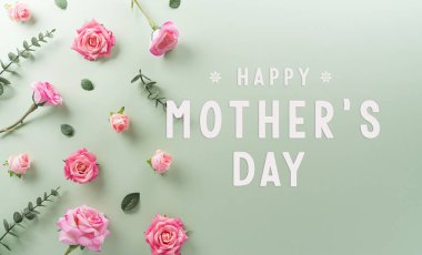 Anneler Gününüz kutlu olsun. Çiçekten yapılmış Kadınlar Günü dekorasyonu konsepti ve pastel arka plandaki yazı..