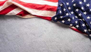Dark Stone arka planında Amerikan bayrağından yapılan mutlu anma günü konsepti.