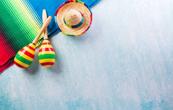 以澳门 墨西哥毛毯条纹或蓝衬里的潘乔丝带和帽子制成的假日背景 — 图库照片