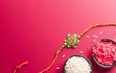 Raksha Bandhan, güzel Rakhi ve Pirinç Taneleri olan Hint festivali. Geleneksel Hint bilekliği kız kardeşler ve erkek kardeşler arasındaki aşkın sembolüdür.