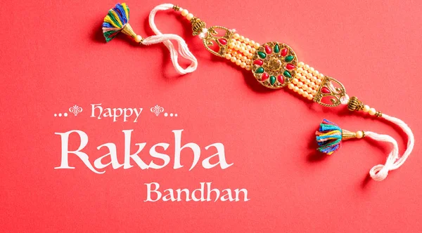 Raksha Bandhan Indiai Fesztivál Gyönyörű Rakhi Vörös Háttérrel Egy Tradicionális — Stock Fotó