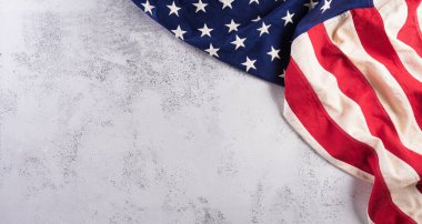 Gaziler Günü konseptin kutlu olsun. Beyaz taştan bir arka planda Amerikan bayrakları. 11 Kasım.