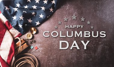 Columbus Günü konseptin kutlu olsun. Klasik Amerikan bayrağı, pusula, kağıt tekne, koyu taştan arka planda ip. Düz konum, kopyalama alanı olan üst görünüm.