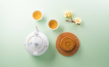 Ay çöreği, çay ve erik çiçeğinden yapılan Çin Sonbahar Festivali konsepti pastel arka planda.