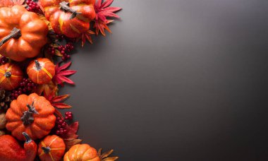 Şükran Günü ve Sonbahar dekorasyon konsepti sonbahar yaprakları ve balkabağından yapılmıştır. Düz konum, kopyalama alanı olan üst görünüm.