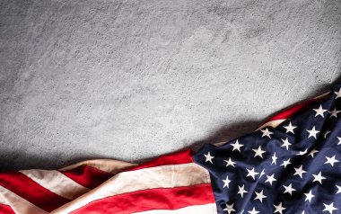 Amerikan bayrağından yapılan Mutlu Gaziler Günü konsepti ve karanlık taş arka plandaki yazı.