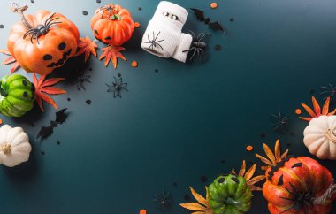 Cadılar Bayramı süslemeleri, balkabağı, kağıt yarasalar, siyah örümcekler.