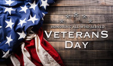 Gaziler Günü konseptin kutlu olsun. Amerikan bayrakları ve koyu ahşap arka plana karşı yazı. 11 Kasım.