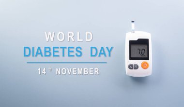 Dünya Diyabet Günü konsepti, 14 Kasım. Kan şekeri ölçer setlerinin üst görünümü ve pastel mavi arkaplan üzerindeki metin,