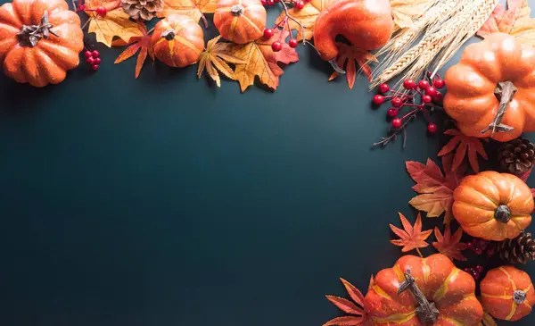 Şükran Günü Sonbahar Dekorasyon Konsepti Sonbahar Yaprakları Balkabağından Yapılmıştır Düz Telifsiz Stok Fotoğraflar