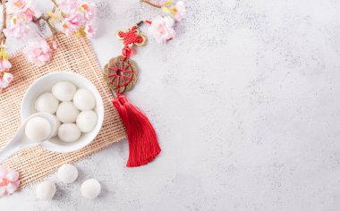 Tang Yuan (tatlı köfteler), Sonbaharın ortası, Dongzhi (kış gündönümü) ve Çin yeni yılı için geleneksel bir yemektir. Çince karakterler FU makalede servet, servet, para akışına atıfta bulunur.