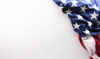 Gaziler Günü konseptin kutlu olsun. Beyaz arka plana karşı Amerikan bayrakları. 11 Kasım.