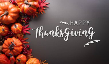 Şükran Günü ve Sonbahar dekorasyon konsepti sonbahar yaprakları, balkabağı ve koyu arkaplandaki metinden yapılır..