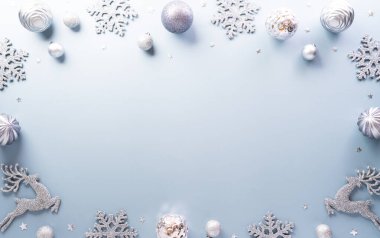 Noel ve yeni yıl konsepti. Noel yıldızının en üst görüntüsü ve pastel mavi arka planda kar taneleri.
