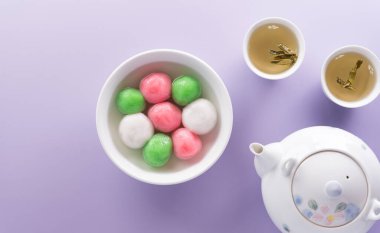 Tang Yuan (tatlı köfteler), geleneksel bir sonbahar mutfağı, Dongzhi (kış gündönümü) ve Çin 'de yeni yıl pastel arka planı..