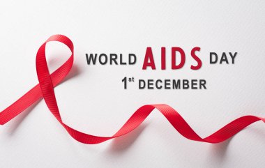 Yakın plan kırmızı kurdele HIV, beyaz arka planda AIDS Günü Farkındalık Kurdelesi. Sağlık ve Tıp Konsepti.