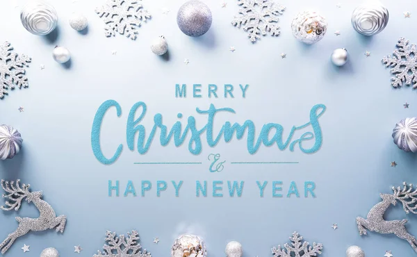 クリスマスと新年の背景の概念 パステルブルーの背景にクリスマススターと雪の結晶のトップビュー ストック画像
