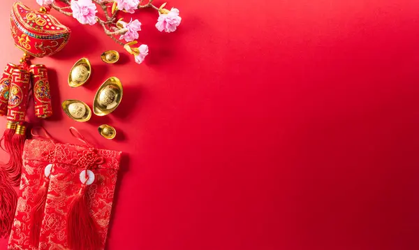 赤いパケット オレンジとゴールドのインゴットや赤の背景に黄金の塊から作られた中国の旧正月の装飾 中国語の文字のFuの記事で幸運 お金の流れを参照してください ロイヤリティフリーのストック写真