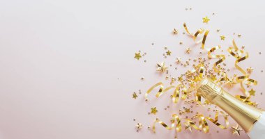 Yeni yılın geçmiş kutlamaları kutlu olsun. Şampanya şişesi, altın kurdele, yıldızlar ve pastel arka planda noel balosu..
