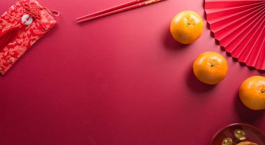 Çin yeni yıl süslemeleri kırmızı paketten, turuncu ve altın külçelerden ya da altın külçelerden yapılır. Çince karakterler FU nesne üzerinde servet, şans, servet ve para akışı anlamına gelir.