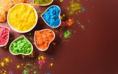 Mutlu Holi dekorasyonu, Hint festivali. Koyu arkaplanda renkli holi tozu manzarası..