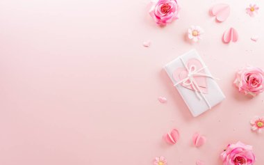Mutlu Anneler Günü ve Pastel arka planda çiçek ve hediye kutusundan yapılmış kadınlar günü dekorasyonu konsepti.