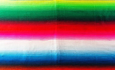 Meksika battaniye şeritlerinden ya da panço serape arka planından yapılmış Cinco de mayonez arkaplan dekorasyonu.