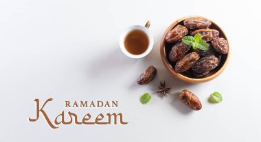 Ramazan Kareem arkaplanının masa üstü resmi, meyve ve kahvenin tarihleri. Kopyalama alanı olan düz arkaplan.