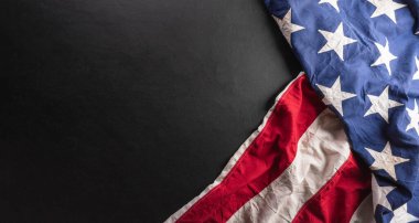 Anma Gününüz kutlu olsun, Amerikan bayrağından yapılmış Karanlık Taş arkaplanlı Bağımsızlık Günü konsepti.