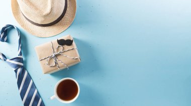 Mutlu Babalar Günü konsepti hediye kutusu, süslü papyon, kravat ve parlak pastel arka planda bıyık..