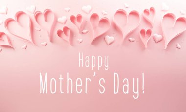 Anneler Günün kutlu olsun, Sevgililer ve Kadınlar Günü dekorasyonu kağıt kalpten yapılmış pastel arka planda.