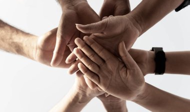 İnsanların ellerini birleştirirken alttaki görüntüyü kapat. Arkadaşların elleri birlik ve takım çalışması gösteriyor. Arkadaşlık, mutluluk ve ortaklık kavramı.