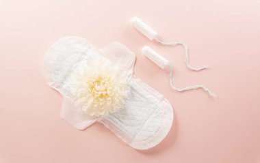 Pastel arka planda beyaz hijyenik ped. Kadın sağlığı ya da vücut pozitif kavram.