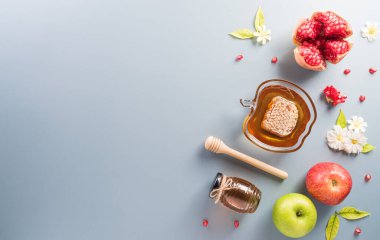 Rosh hashanah (Yahudi Yeni Yıl Tatili), Pastel arka planda geleneksel veya dini semboller kavramı.