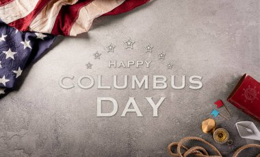 Columbus Günü konseptin kutlu olsun. Klasik Amerikan bayrağı, pusula, kağıt tekne, koyu taştan arka planda ip. Düz konum, kopyalama alanı olan üst görünüm.