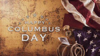 Columbus Günü konseptin kutlu olsun. Klasik Amerikan bayrağı, pusula, kağıt tekne, eski hazine el yazmasında ip. Düz konum, kopyalama alanı olan üst görünüm.