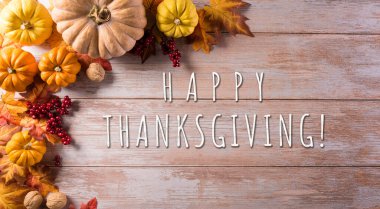 Sonbahar kompozisyonu. Balkabağı, pamuk çiçekleri ve koyu ahşap arka planda sonbahar yaprakları. Düz konum, kopyalama alanı olan üst görünüm